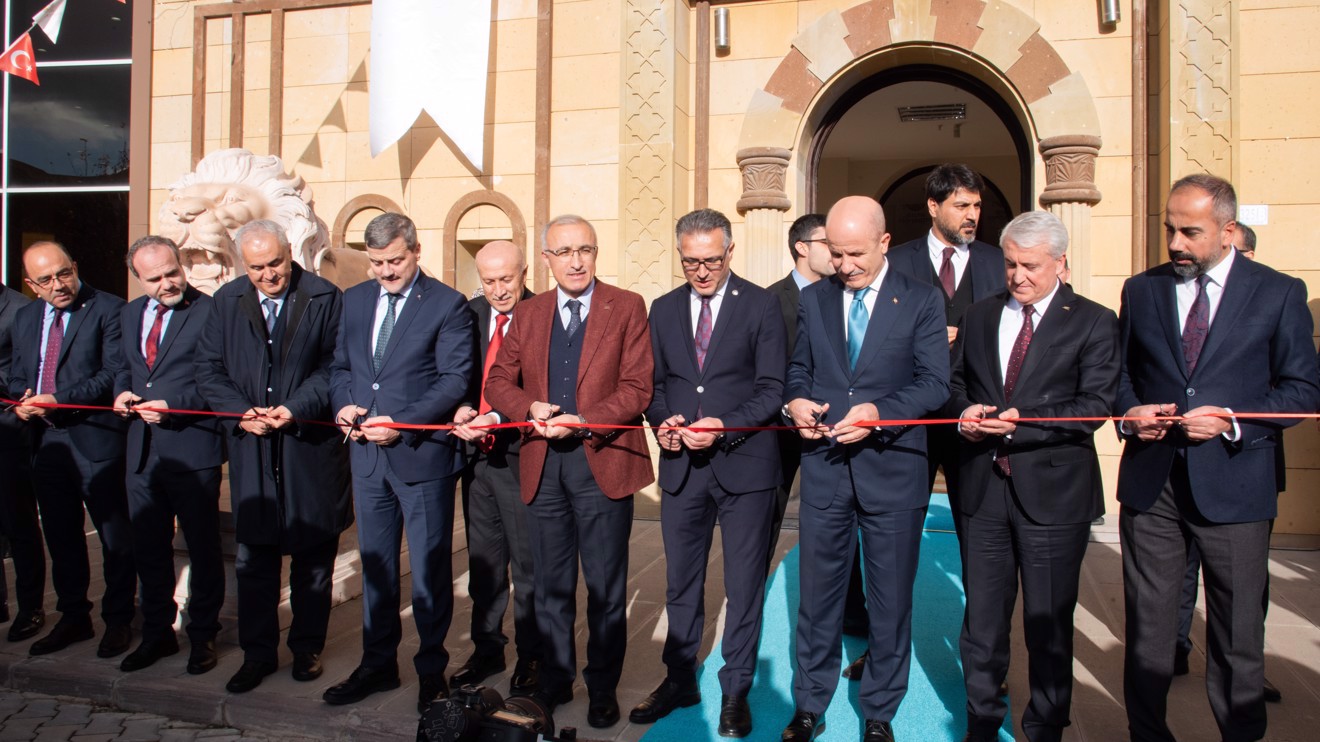 Yaklaşık 2 bin 500 eserin sergilendiği Selçuk Üniversitesi Müzesi açıldı